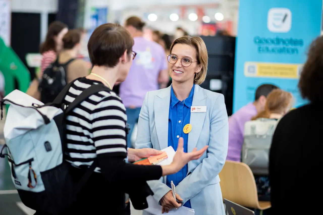 Ausstellerin auf einer Messe im Kundengespräch